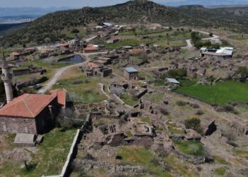 Terk edilen köy yapımcıların gözdesi oldu