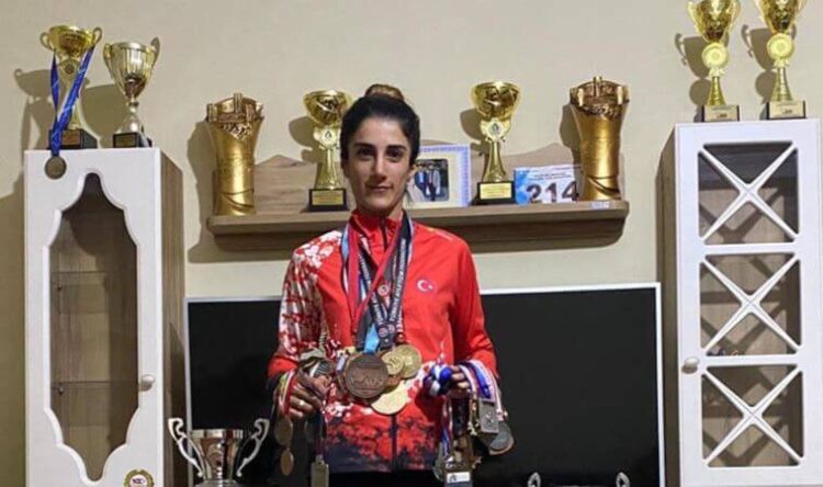 ‘Ebeleme’ oynarken keşfedildi, dünya 3’üncüsü oldu