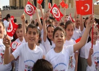 AKP ilçe yöneticileri, 23 Nisan şarkısından rahatsız