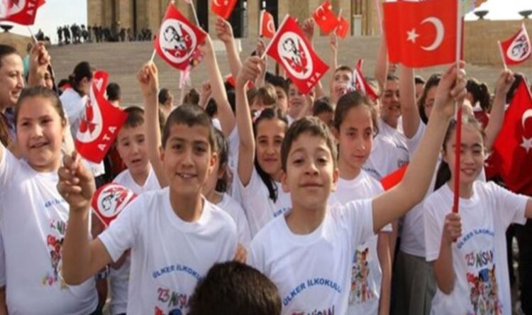 AKP ilçe yöneticileri, 23 Nisan şarkısından rahatsız