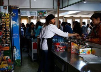 Zam geldi, veliler ve kantinciler isyan etti