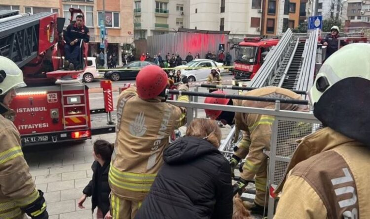 Kadıköy’de istinat duvarı çöktü