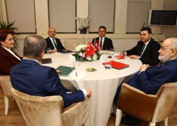 Altı lider, Demokrat Parti ev sahipliğinde bir araya geldi