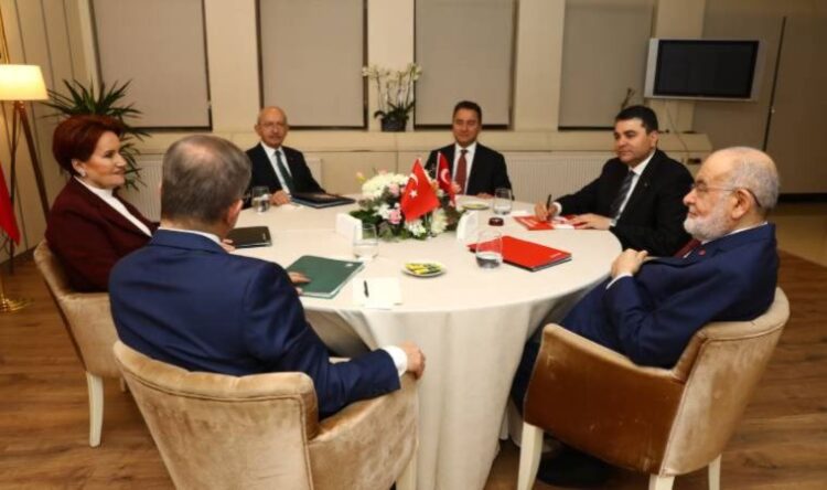 Altı lider, Demokrat Parti ev sahipliğinde bir araya geldi