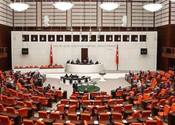 Akşener’le buluşan gençler: “Herkes bir Atatürk bekliyorsa o Atatürk kim olacak?”