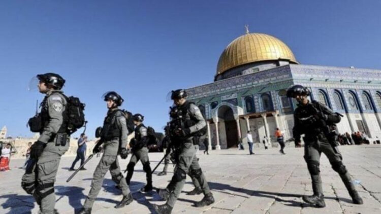 İsrail güçleri Mescid-i Aksa’da Filistinlilere saldırdı: Çok sayıda yaralı var