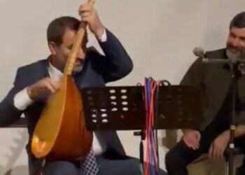 Erdoğan’ın yardımcısından bağlama resitali