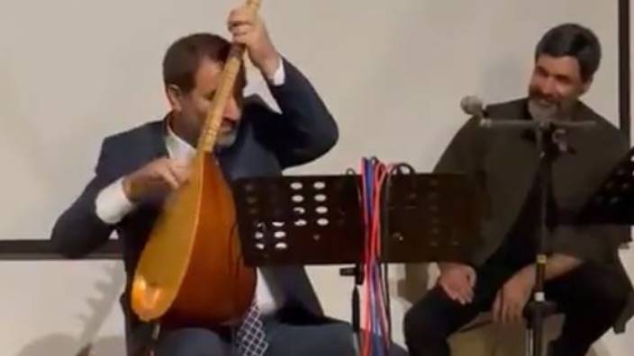 Erdoğan’ın yardımcısından bağlama resitali