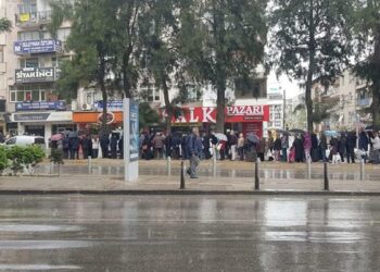 Yağmur altında ‘askıda ekmek’ kuyruğu