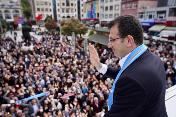 İmamoğlu: Milletin sözüyle İstanbul’u yönettiğimiz için çıldırıyorlar