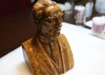 Atatürk büstünde dikkat çeken ayrıntı