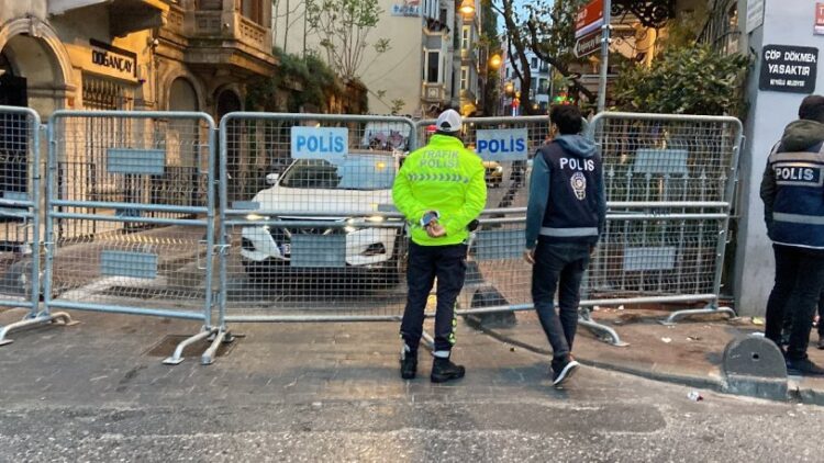 Taksim Meydanı’na çıkan yollar kapatıldı