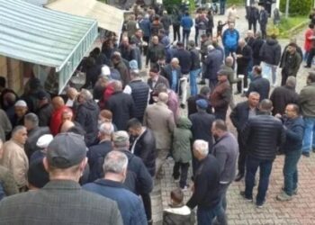 AKP’li başkan bayramlaşmak için gittiği mahallede protesto edildi