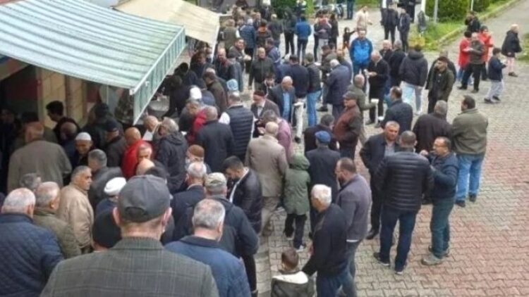 AKP’li başkan bayramlaşmak için gittiği mahallede protesto edildi