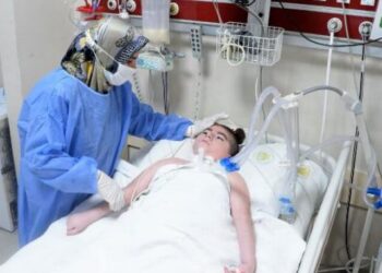 Yoğun bakım kapısında 10 yıldır çocuğunu bekliyor