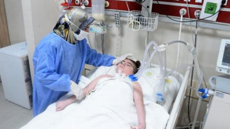 Yoğun bakım kapısında 10 yıldır çocuğunu bekliyor