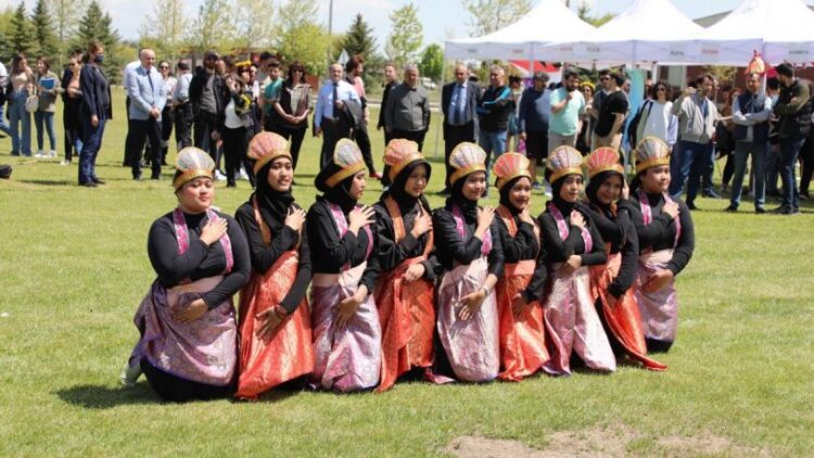 Valiliğin yasak kararına rağmen Eskişehir’de kültür festivali yapıldı