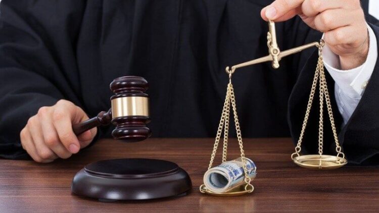 İşten çıkarma yasağı varken kovulan avukat, ‘kötü niyet tazminatı’ kazandı