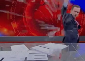 FOX TV Ana Haber sunucusu Selçuk Tepeli canlı yayını terk etti