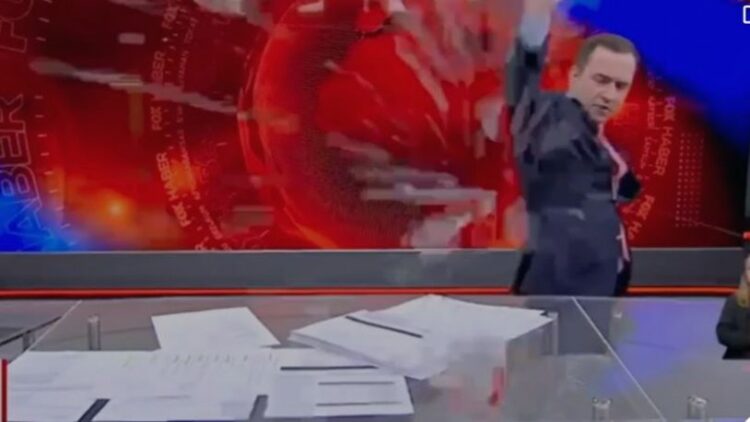 FOX TV Ana Haber sunucusu Selçuk Tepeli canlı yayını terk etti