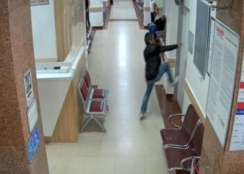 Bıçaklı dehşet! Kızına ve sağlık çalışanlarına saldırdı