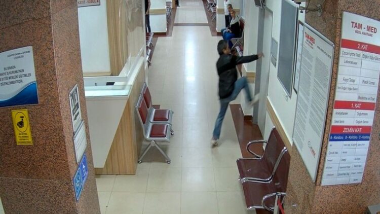 Bıçaklı dehşet! Kızına ve sağlık çalışanlarına saldırdı