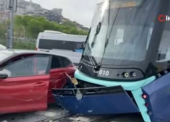 Raylara giren otomobile tramvay çarptı!