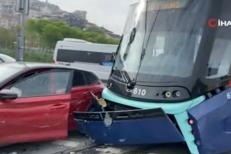 Raylara giren otomobile tramvay çarptı!