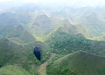 Çin’in Guangxi bölgesinde dev bir obruk keşfedildi