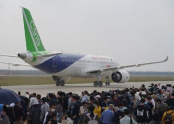 Teslim edilecek ilk C919 yolcu uçağı ilk test uçuşunu başarıyla tamamladı