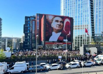 CHP İstanbul İl Başkanlığı önünde protesto