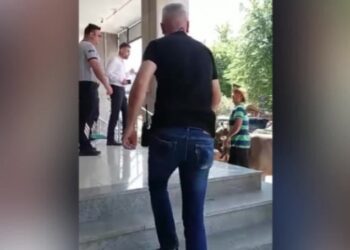 AKP’li belediyeyi ineği ile protesto etti, gözaltına alındı