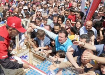Uçurtma şenliği korkunç anlar, çocuklar ezildi