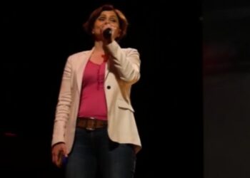 Kaftancıoğlu sahneye çıktı, Ataol Behramoğlu’nun şiirini okudu