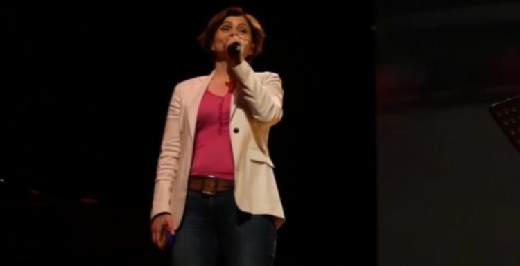 Kaftancıoğlu sahneye çıktı, Ataol Behramoğlu’nun şiirini okudu