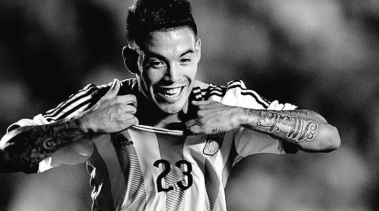 27 yaşındaki futbolcu ikiz kardeşiyle beraber hayatını kaybetti