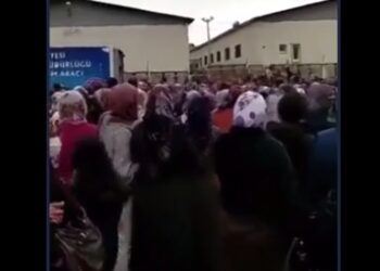 Belediye önündeki bayram şekeri dağıtımında izdiham çıktı