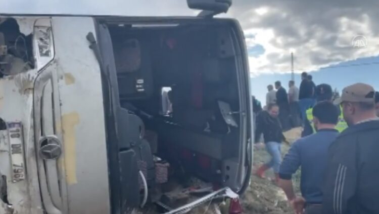 İşçileri taşıyan servis devrildi… Çok sayıda yaralı var