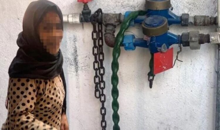 Çocuğunu bir ay boyunca zincire vurdu