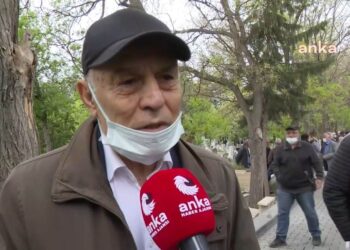 Bora Gezmiş, kardeşi Deniz Gezmiş’i mezarı başında andı