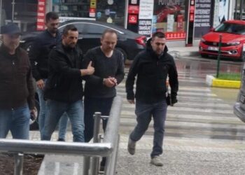 Eşini eşarpla boğmaya çalıştı, ‘üç harfliler’i suçladı