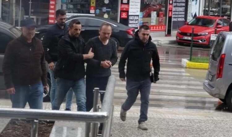 Eşini eşarpla boğmaya çalıştı, ‘üç harfliler’i suçladı