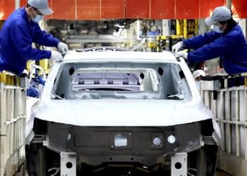 Çin’in önde gelen otomobil üreticisi SAIC Motor, Shanghai’da üretime yeniden başladı