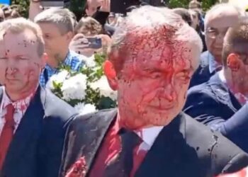 Büyükelçiye ‘boyalı’ saldırı: Etrafını kuşatıp slogan attılar