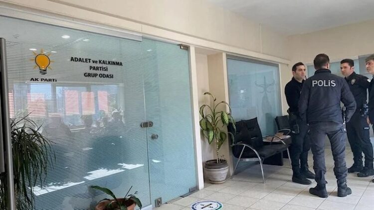 AKP’de kavga! Tekme tokat odadan attılar