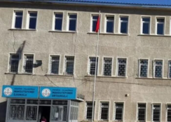 Müdürden öğretmene ‘kıyafet’ uyarısı: ‘Başına gelmedik kalmaz’