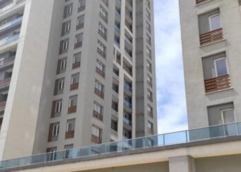 İstanbul’da vahşet: Bebeğini balkondan attı!