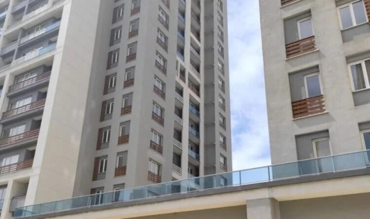 İstanbul’da vahşet: Bebeğini balkondan attı!