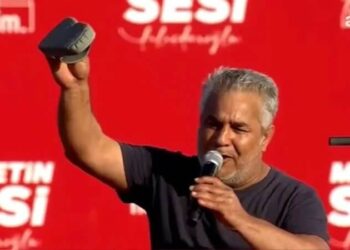 Yurttaş terliğini çıkarıp konuştu: ‘O ezik domatesi bile atmıyorlar artık’