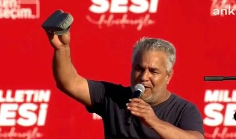 Yurttaş terliğini çıkarıp konuştu: ‘O ezik domatesi bile atmıyorlar artık’